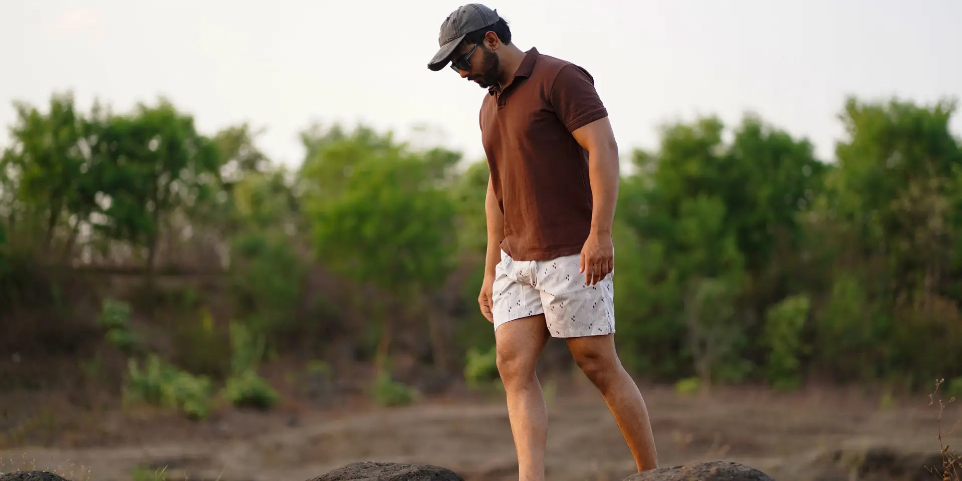 best boxer shorts for summer, men in boxers and t-shirt